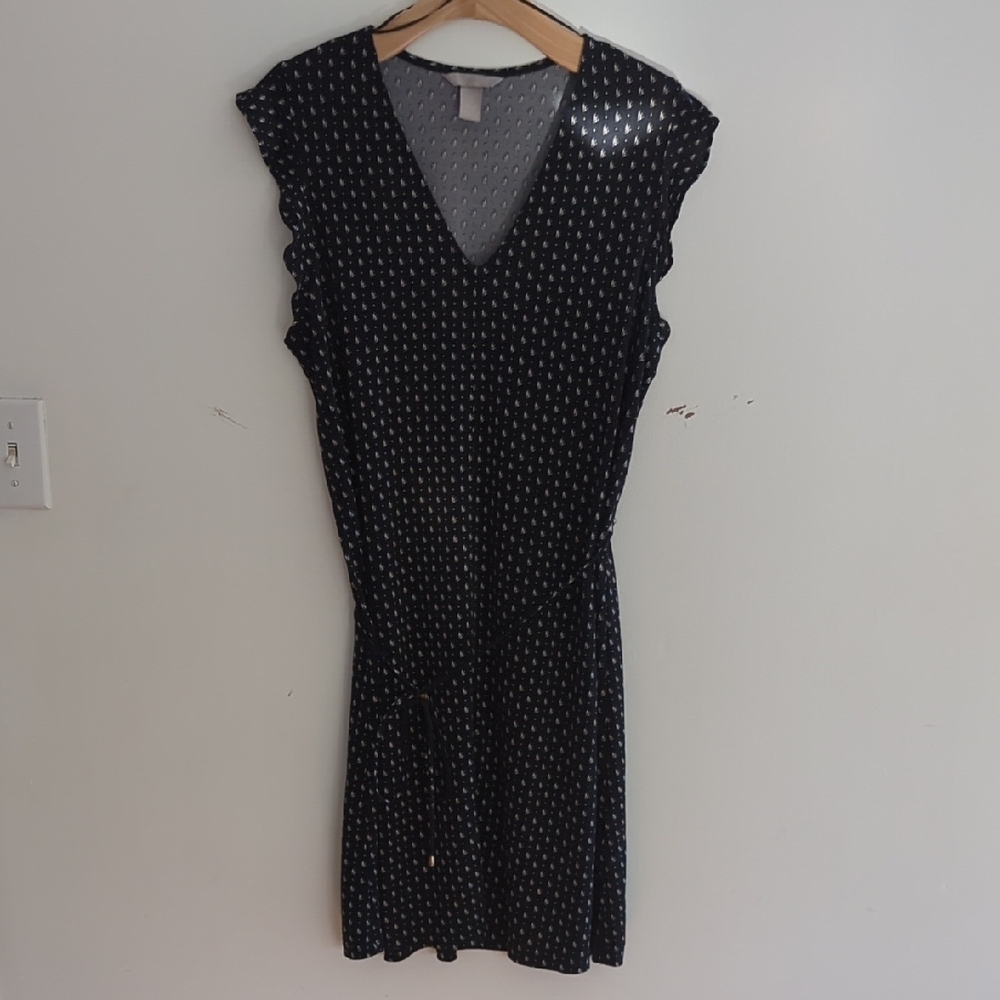 😁 Black and White Sheath Mini Dress with V-Neck.
